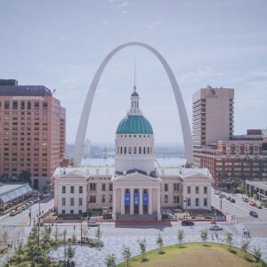 St. Louis with the arch centered behind a governmental building